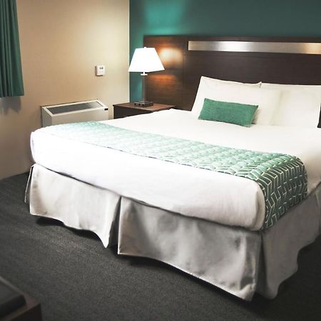 Ramada By Wyndham Hotel Quesnel Bagian luar foto