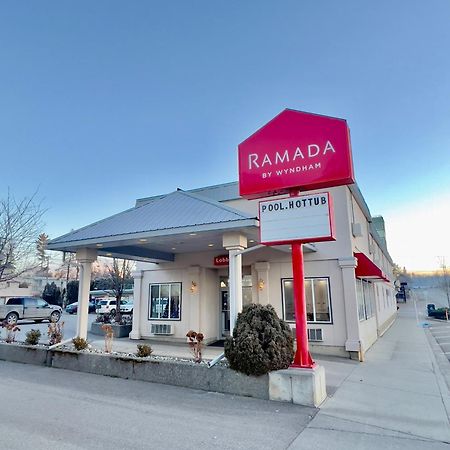Ramada By Wyndham Hotel Quesnel Bagian luar foto