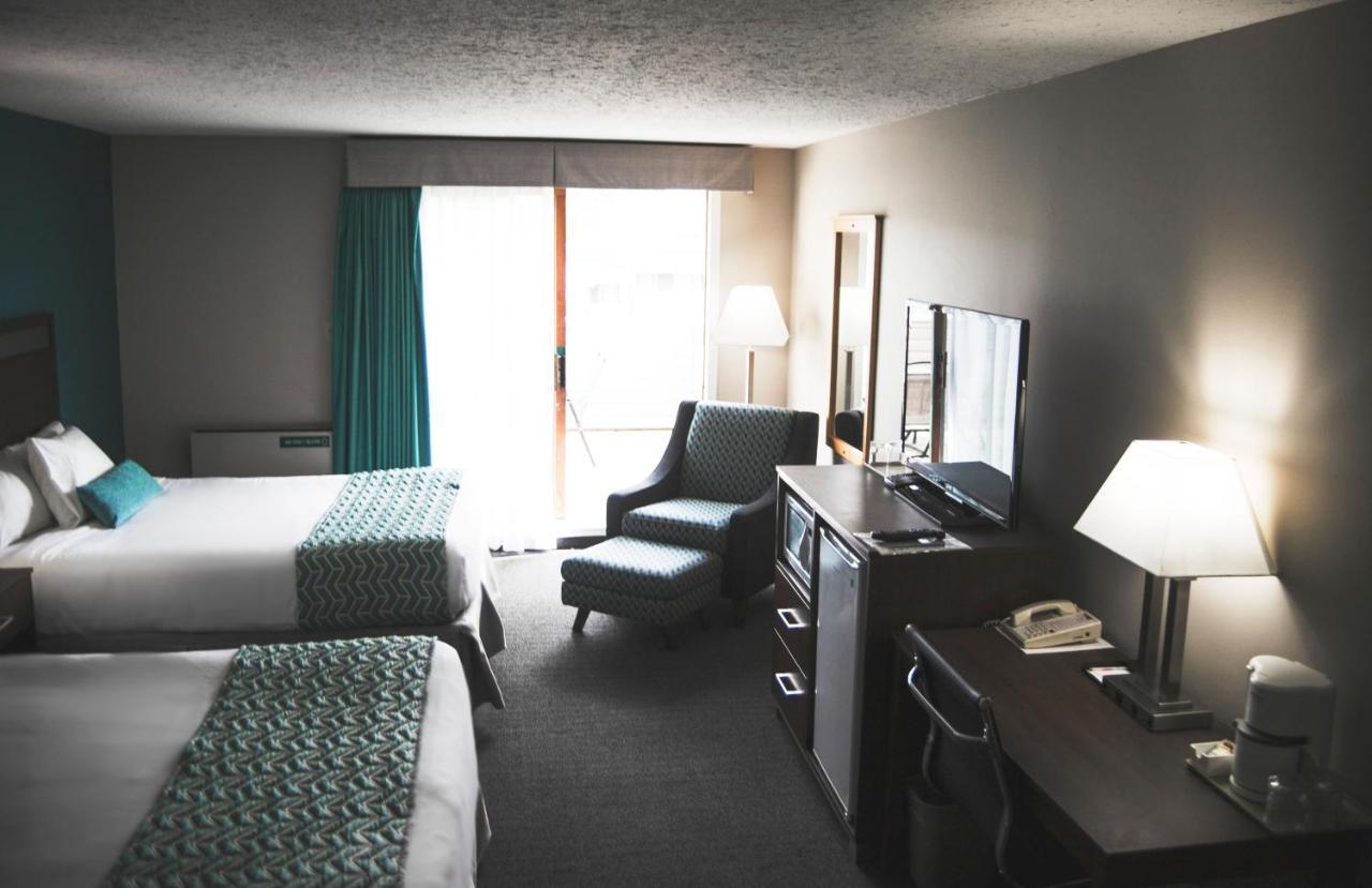 Ramada By Wyndham Hotel Quesnel Bagian luar foto