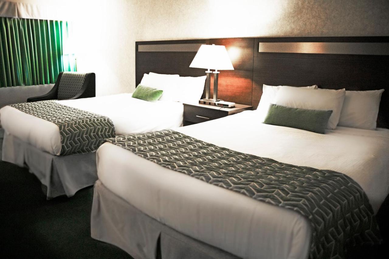 Ramada By Wyndham Hotel Quesnel Bagian luar foto