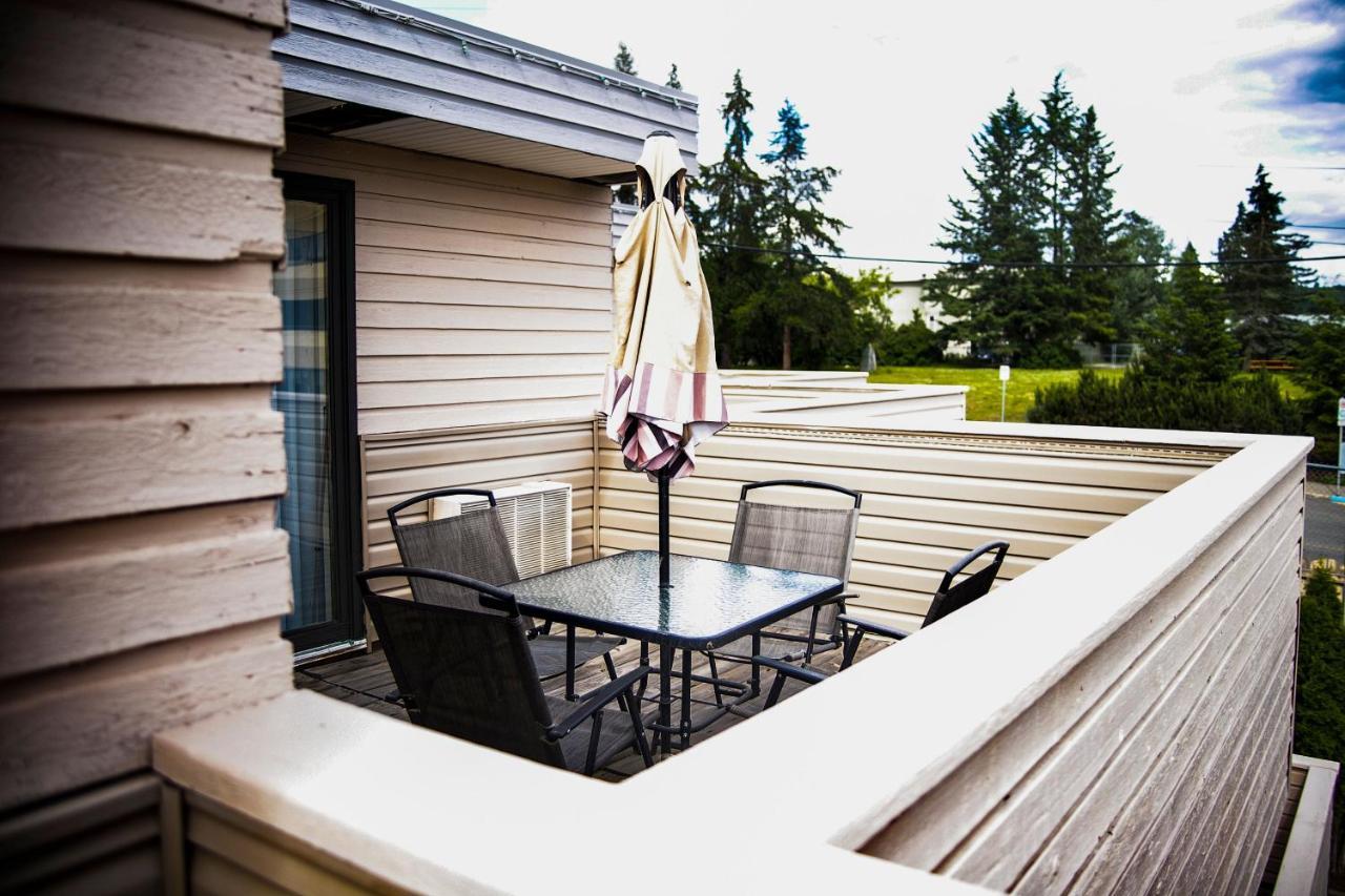 Ramada By Wyndham Hotel Quesnel Bagian luar foto
