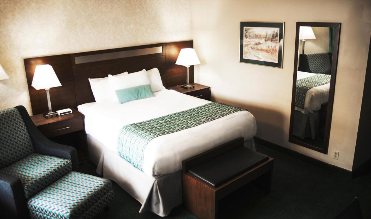 Ramada By Wyndham Hotel Quesnel Bagian luar foto