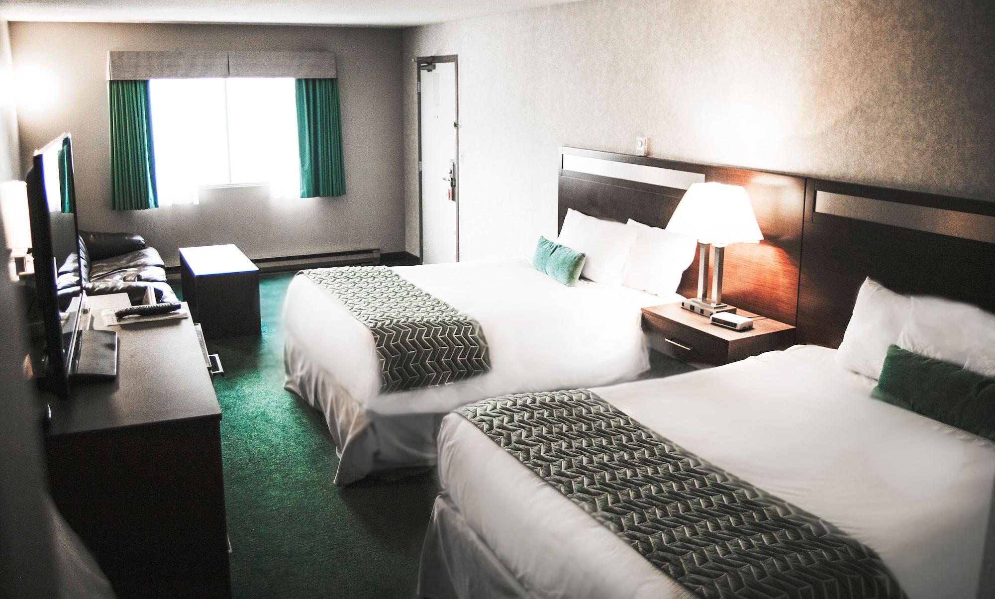 Ramada By Wyndham Hotel Quesnel Bagian luar foto