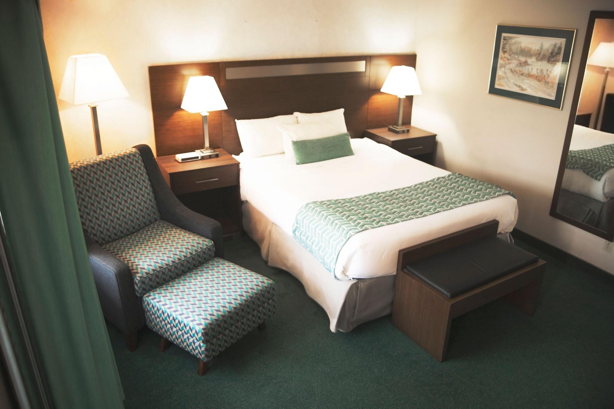 Ramada By Wyndham Hotel Quesnel Bagian luar foto