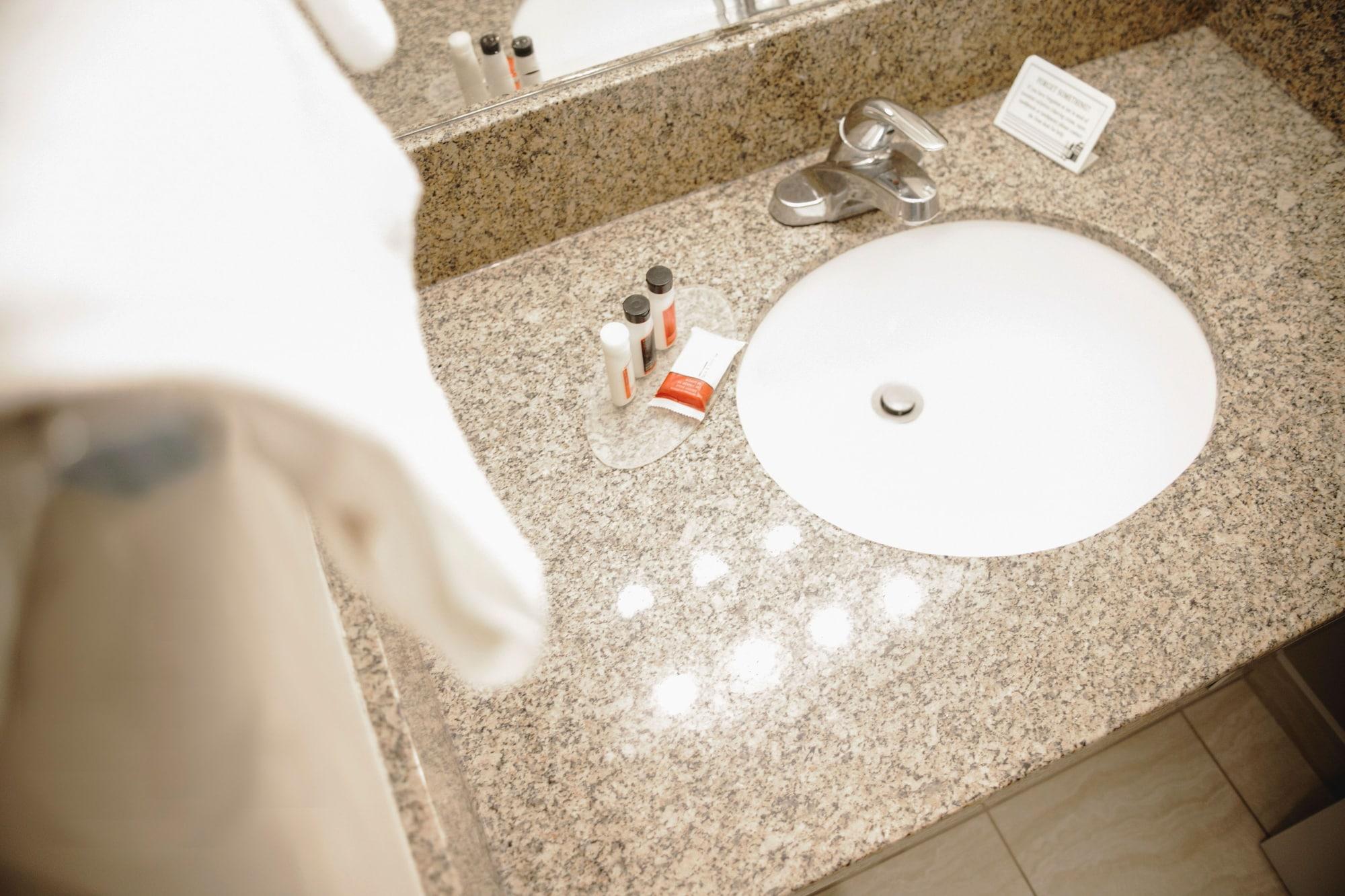 Ramada By Wyndham Hotel Quesnel Bagian luar foto