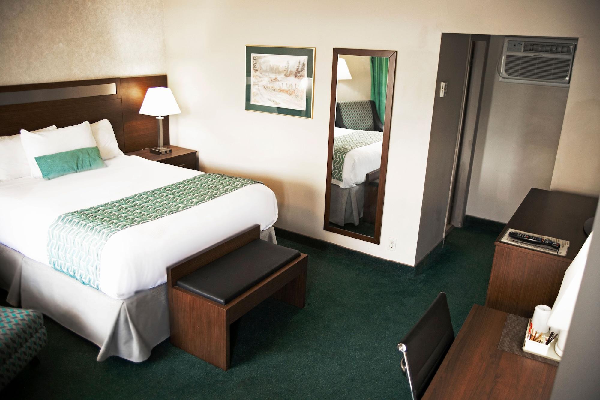 Ramada By Wyndham Hotel Quesnel Bagian luar foto