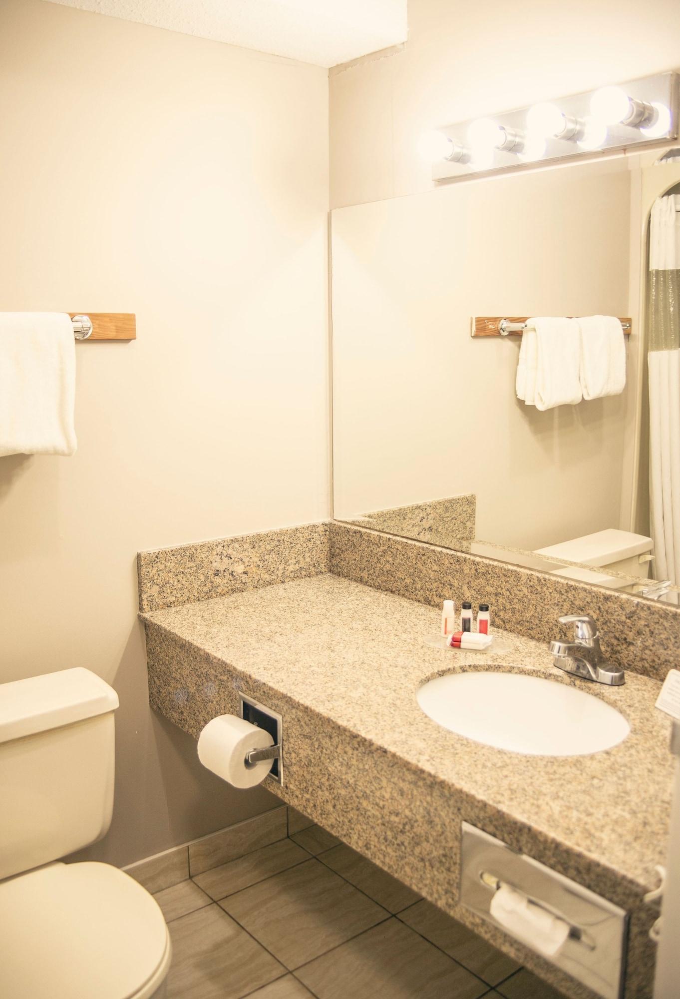 Ramada By Wyndham Hotel Quesnel Bagian luar foto