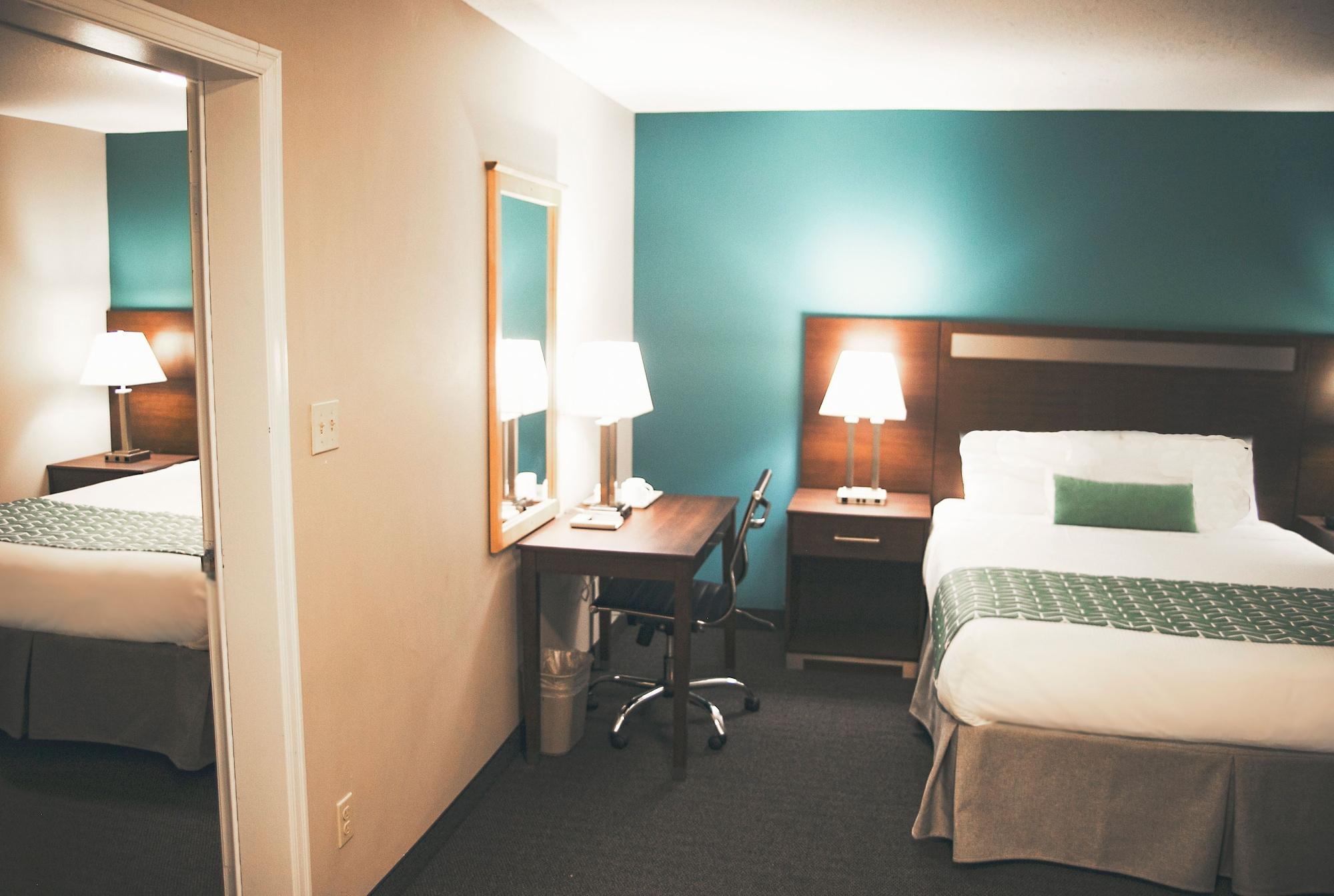 Ramada By Wyndham Hotel Quesnel Bagian luar foto