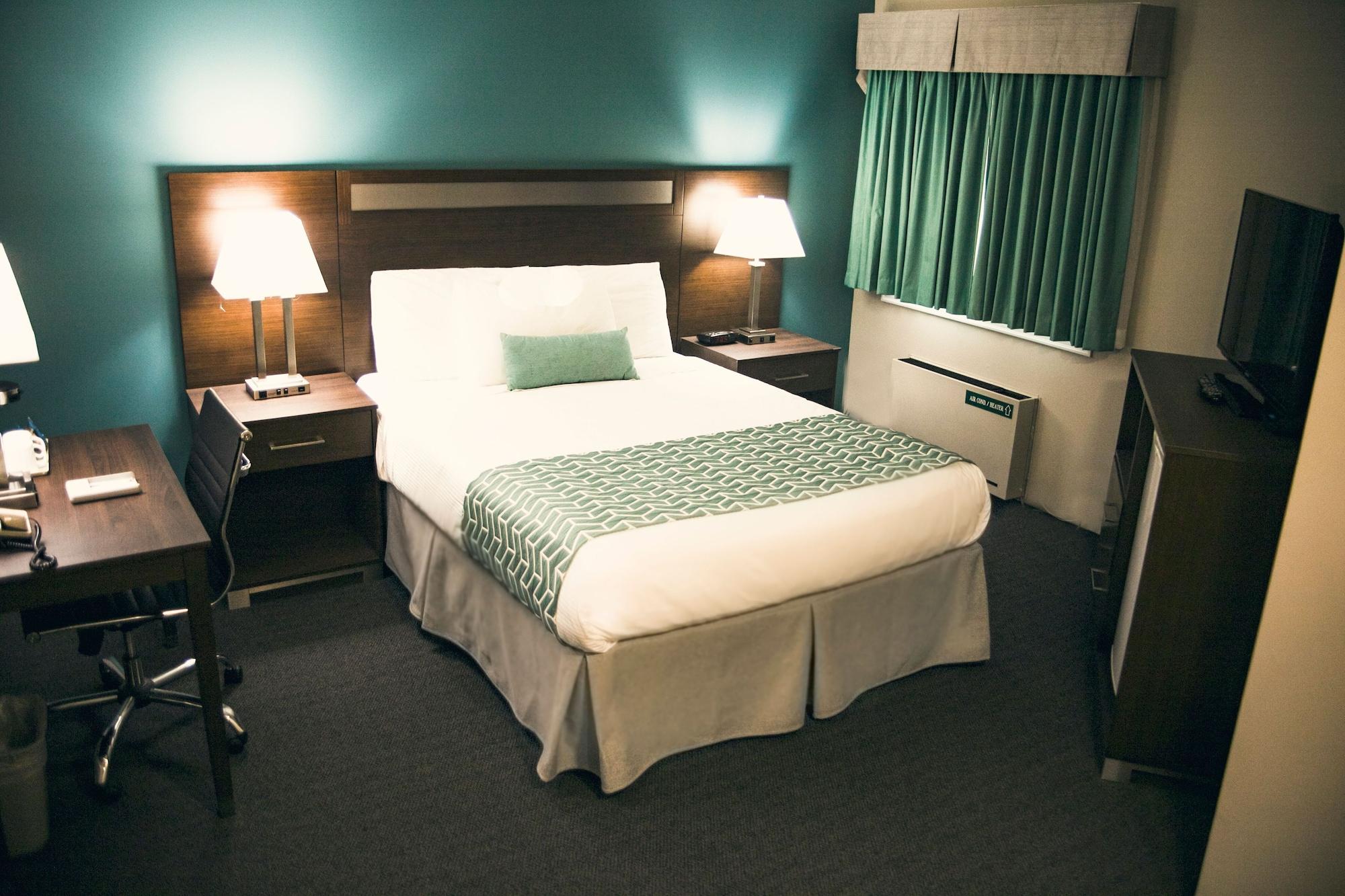Ramada By Wyndham Hotel Quesnel Bagian luar foto