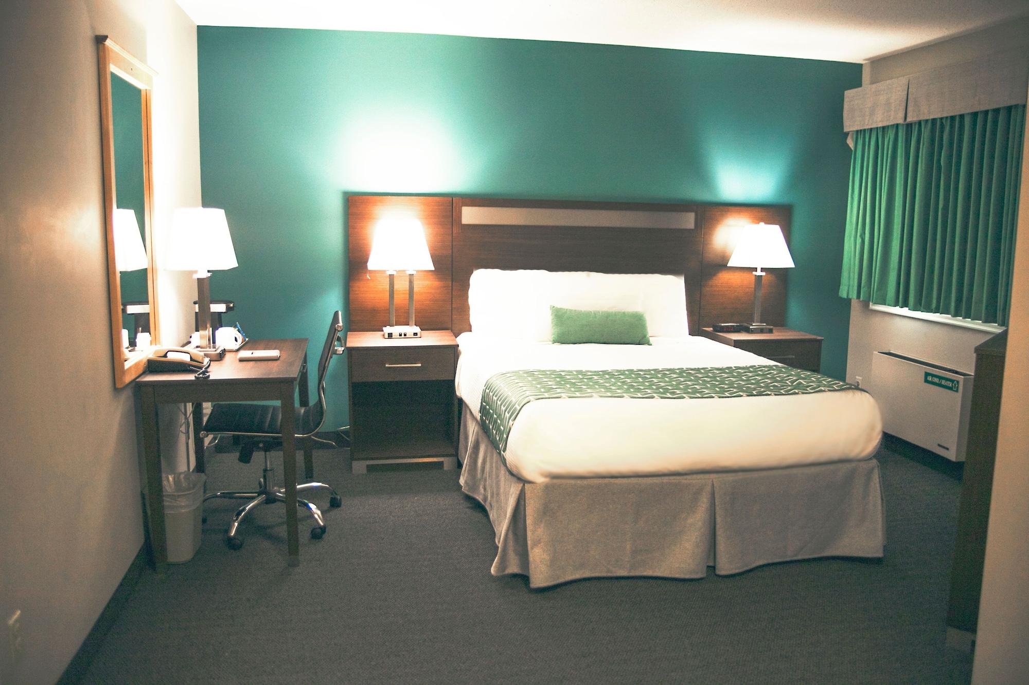 Ramada By Wyndham Hotel Quesnel Bagian luar foto