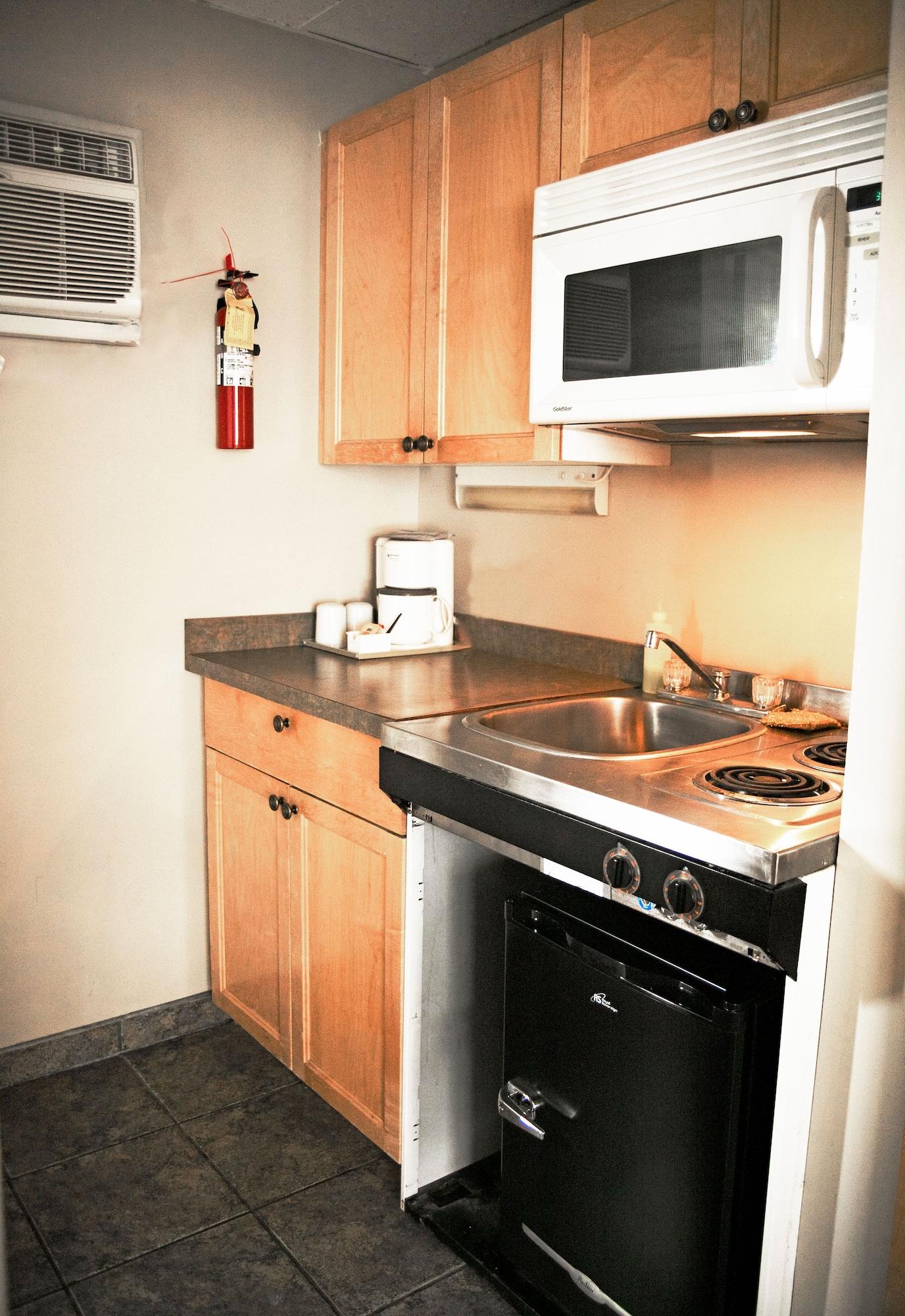 Ramada By Wyndham Hotel Quesnel Bagian luar foto