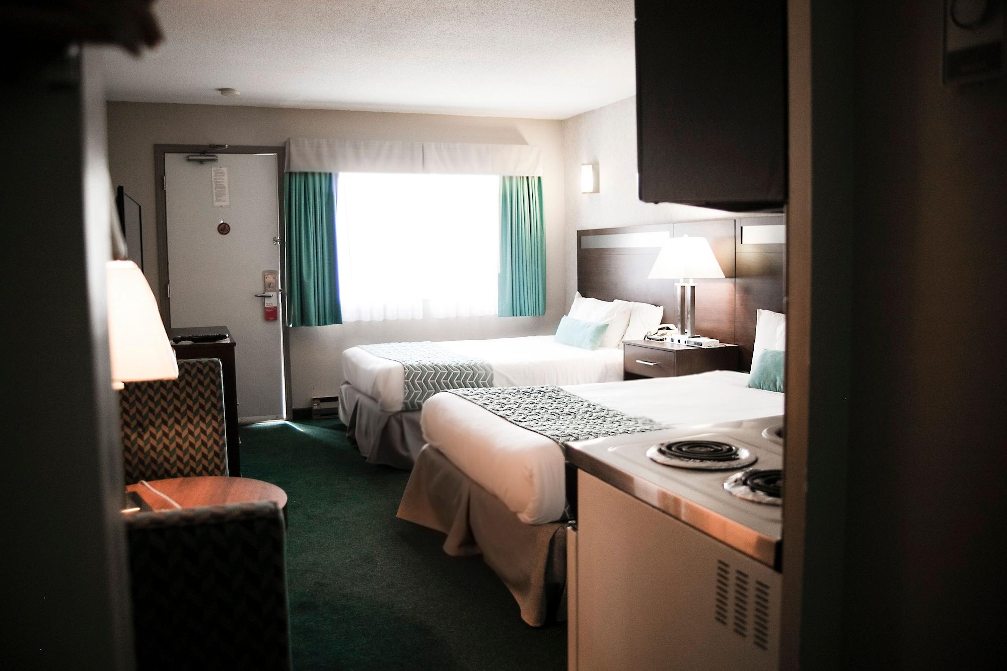 Ramada By Wyndham Hotel Quesnel Bagian luar foto