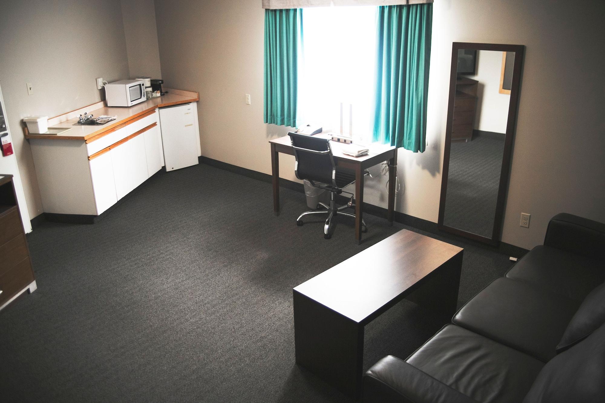 Ramada By Wyndham Hotel Quesnel Bagian luar foto