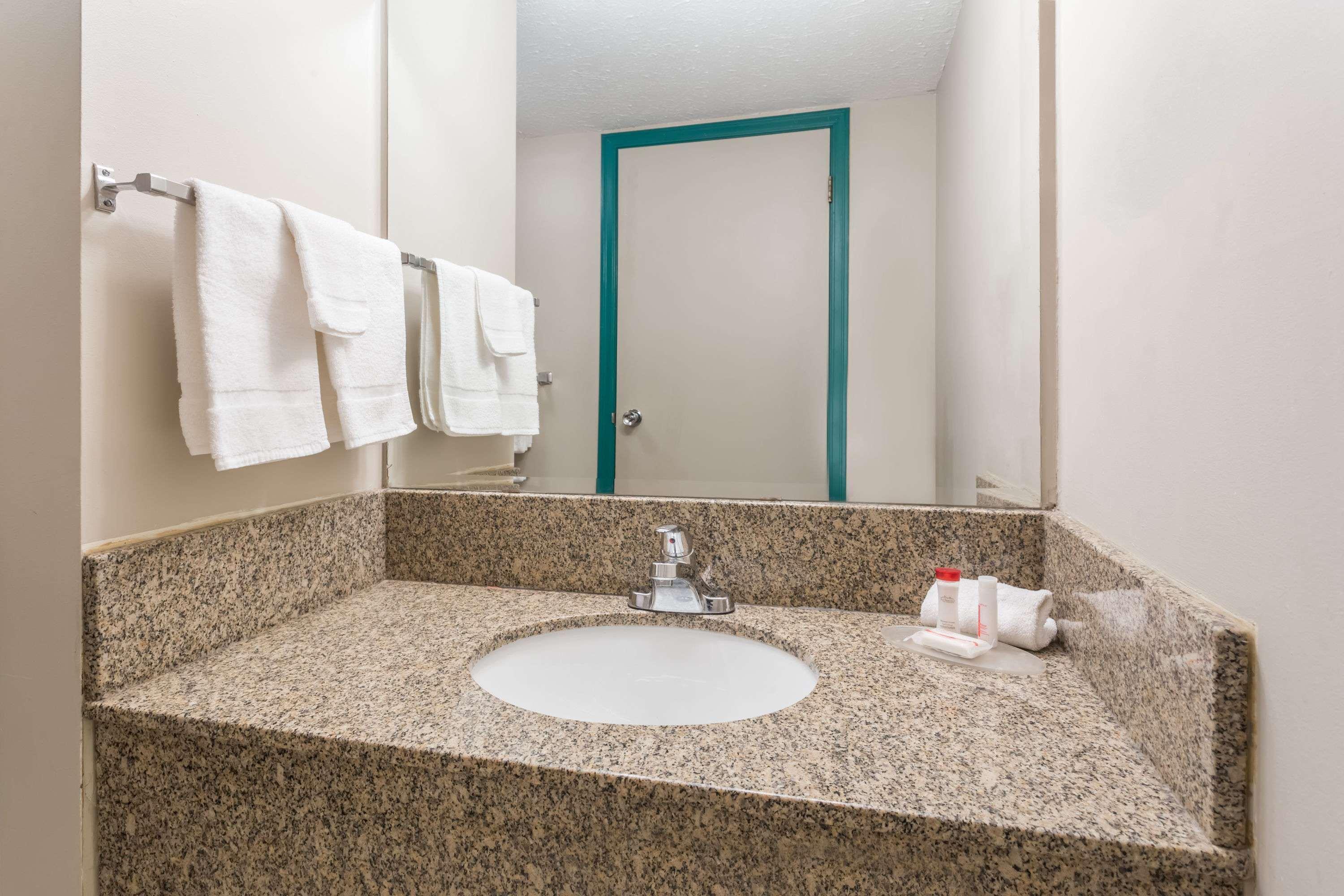 Ramada By Wyndham Hotel Quesnel Bagian luar foto