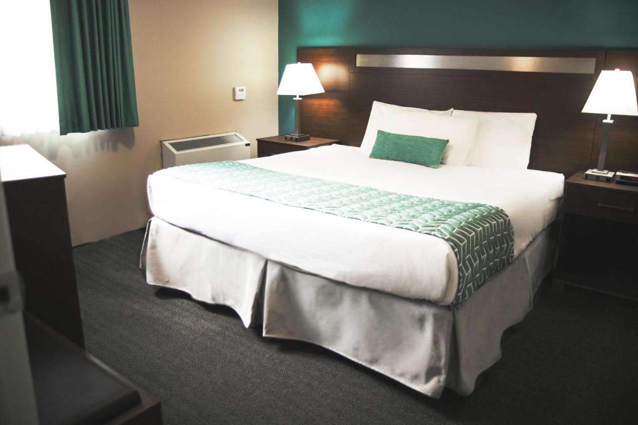 Ramada By Wyndham Hotel Quesnel Bagian luar foto