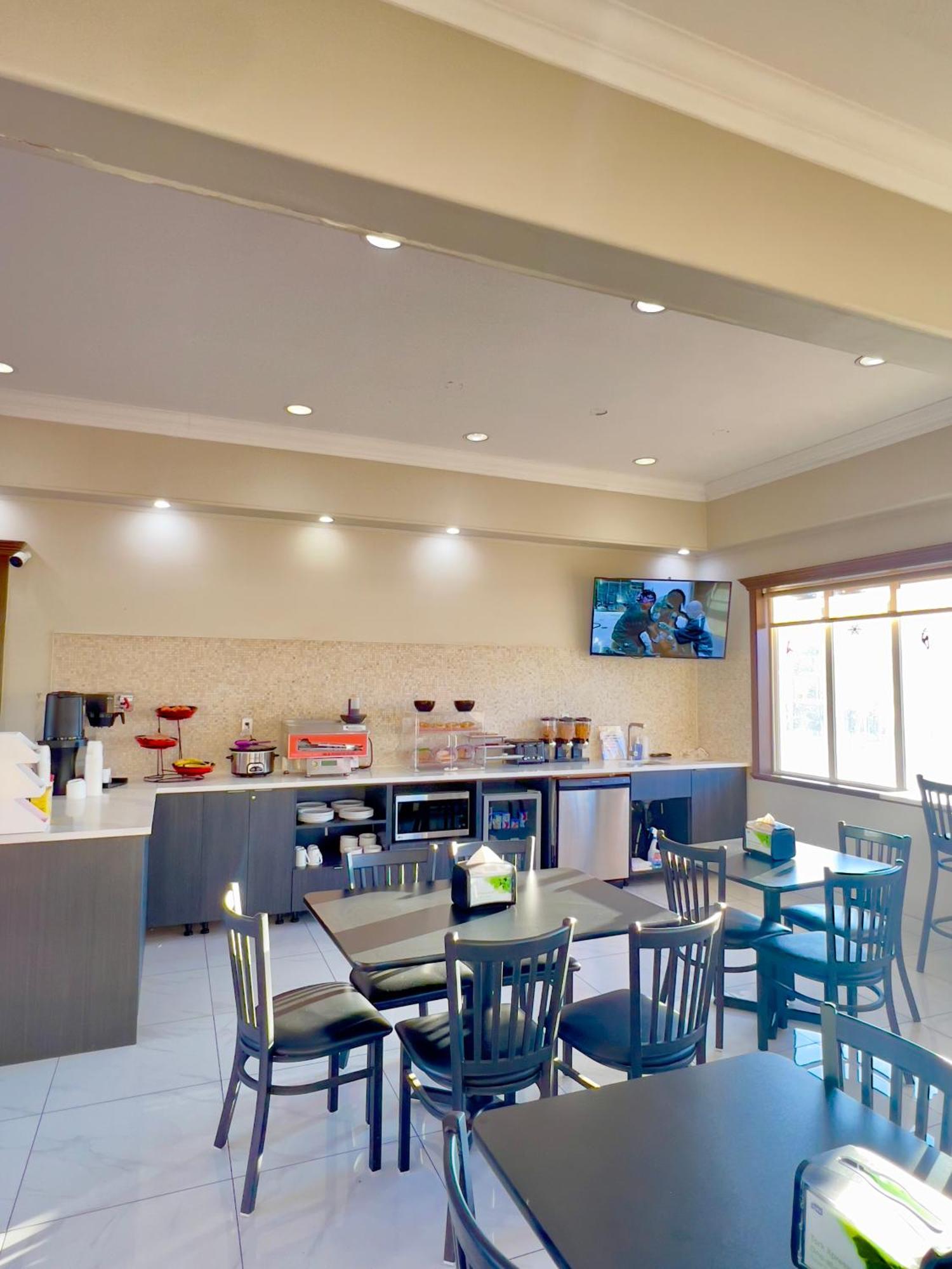 Ramada By Wyndham Hotel Quesnel Bagian luar foto