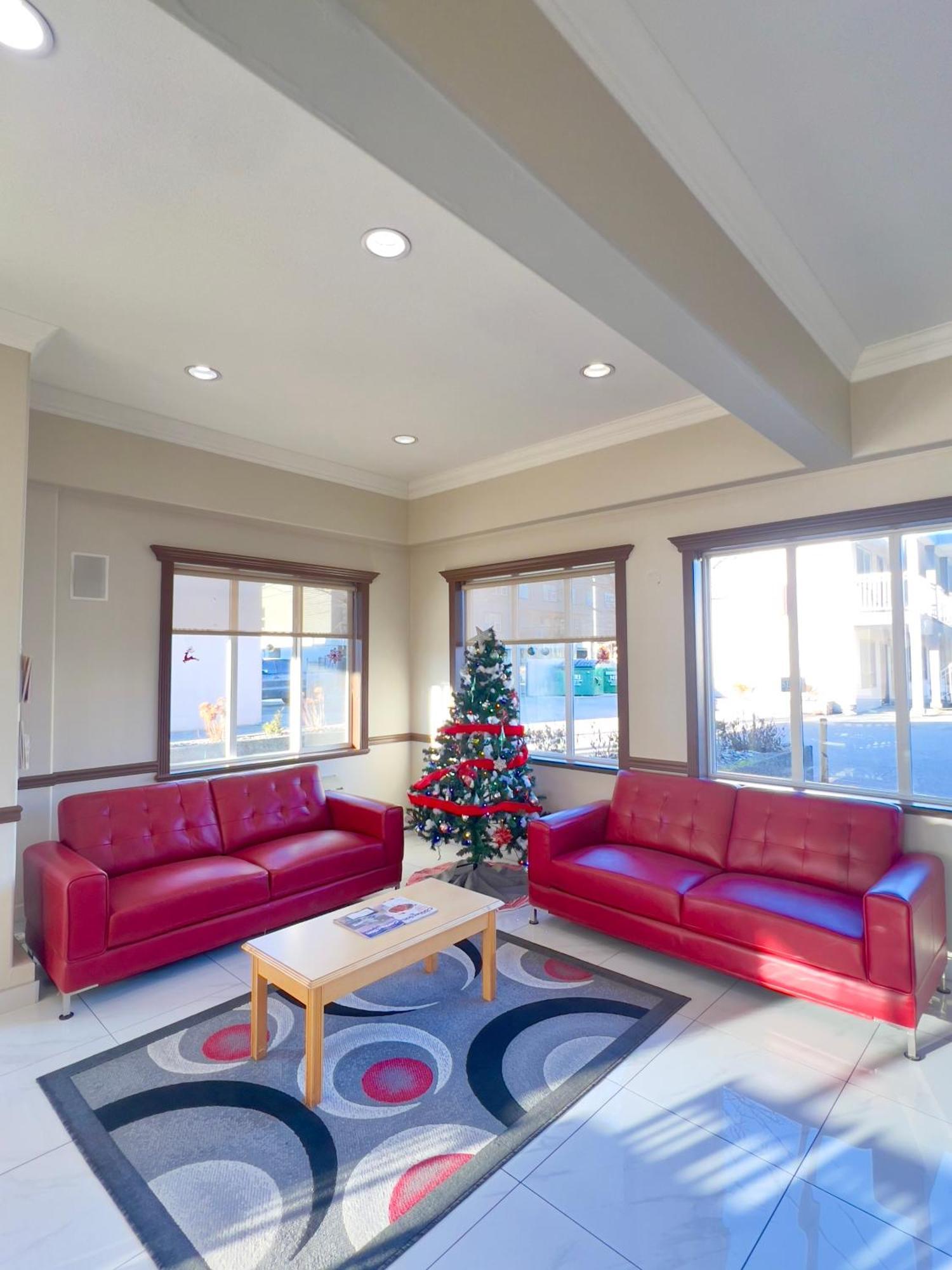 Ramada By Wyndham Hotel Quesnel Bagian luar foto