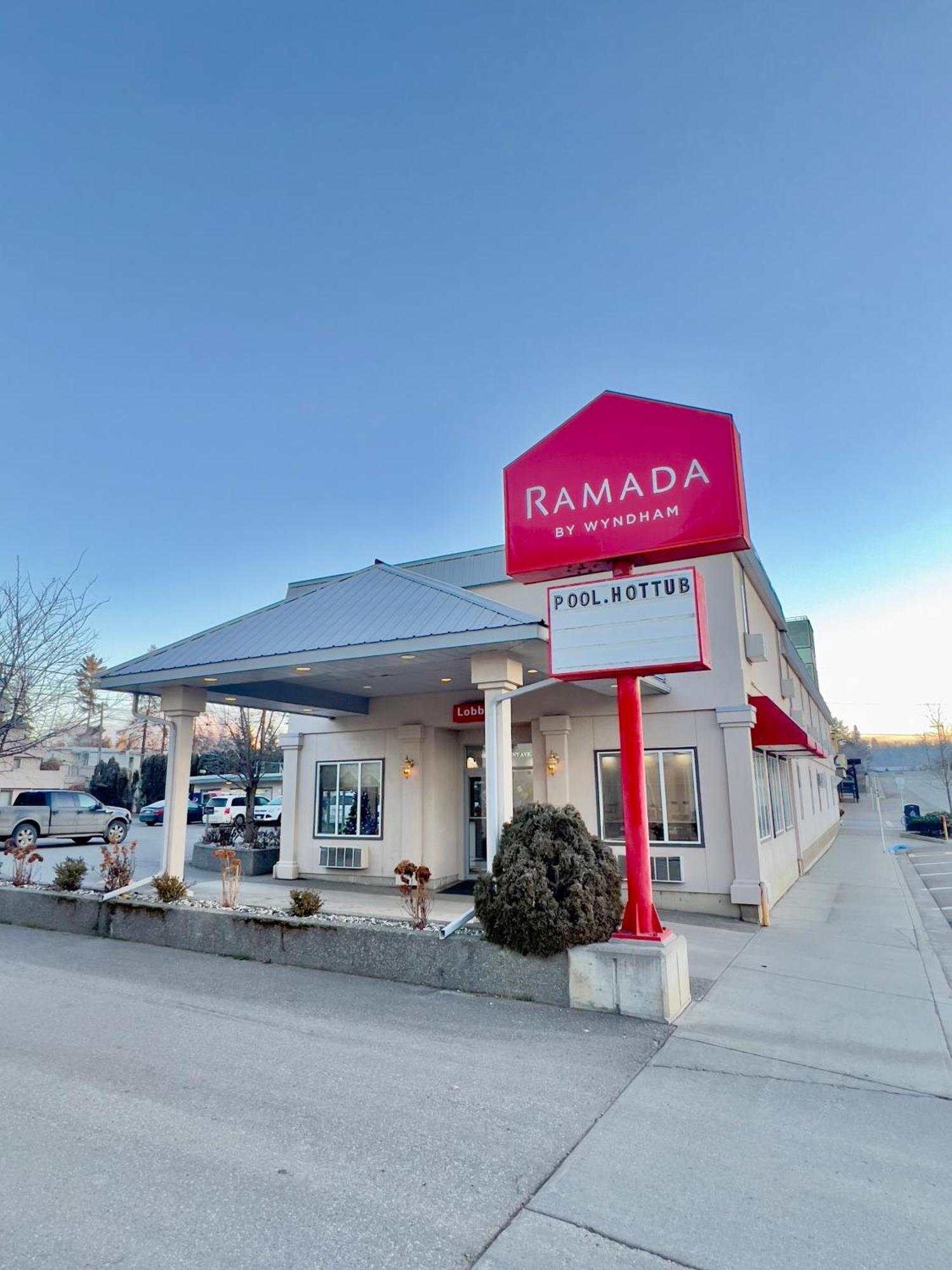 Ramada By Wyndham Hotel Quesnel Bagian luar foto