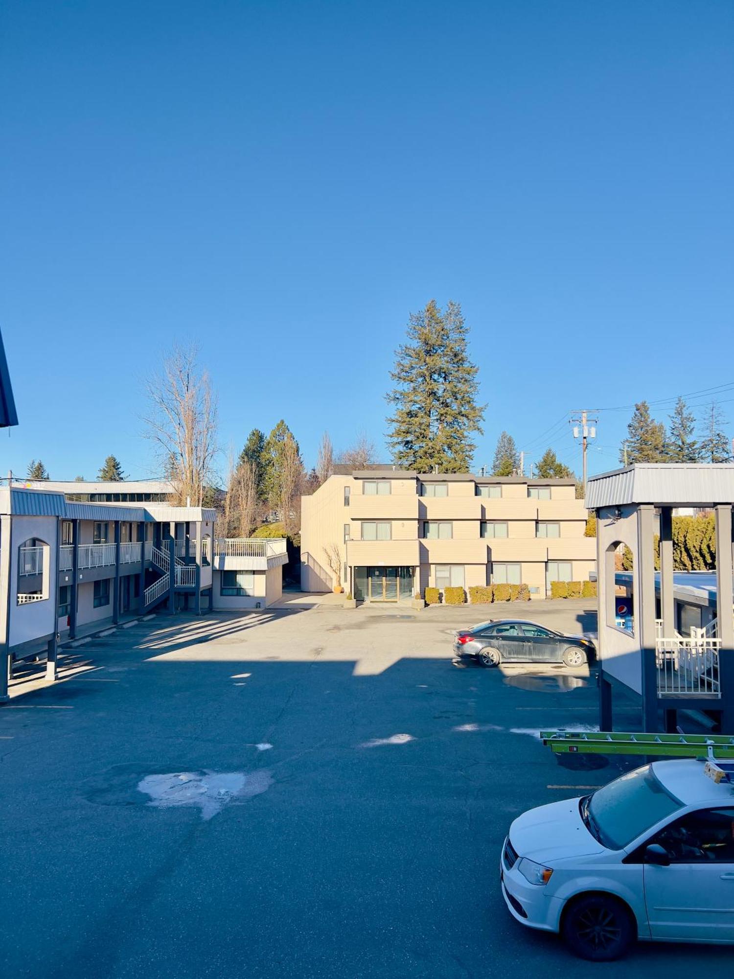 Ramada By Wyndham Hotel Quesnel Bagian luar foto