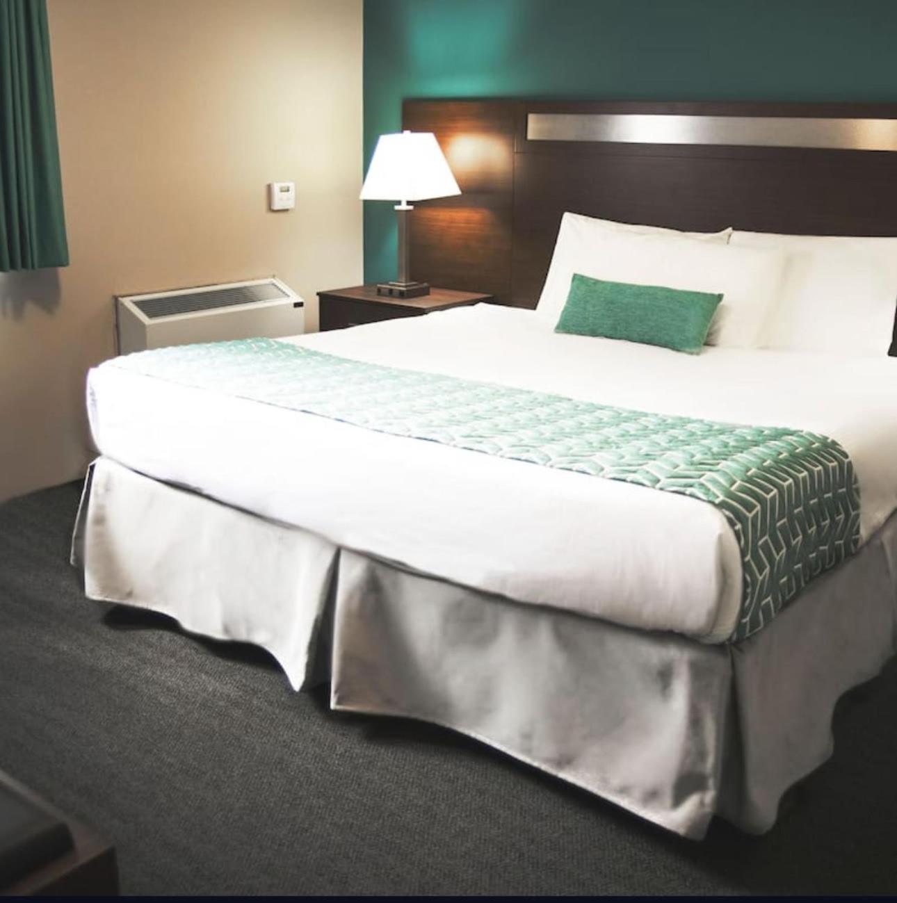Ramada By Wyndham Hotel Quesnel Bagian luar foto